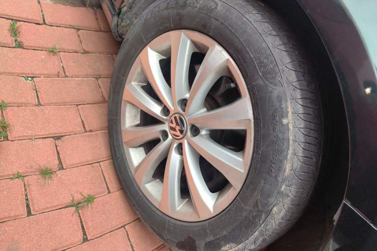 Used Volkswagen Magotan 2012 Revised Version 2.0 TSI Luxury Edition Right Front Wheel Hub