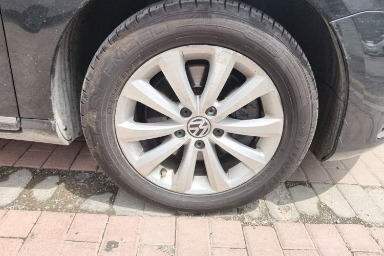 Used Volkswagen Magotan 2012 Revised Version 1.8TSI Leading Edition Right Front Wheel Hub
