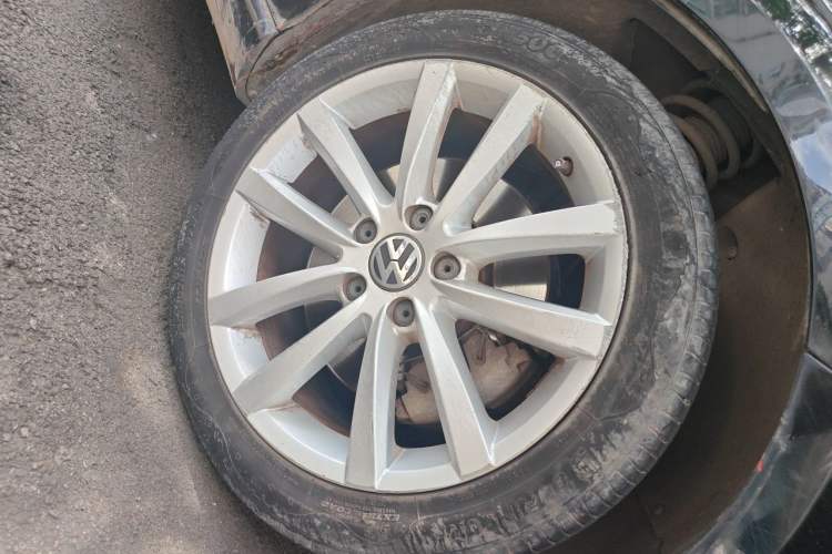Used Volkswagen Magotan 2012 Revised 1.8TSI Luxury Version Right Front Wheel Hub