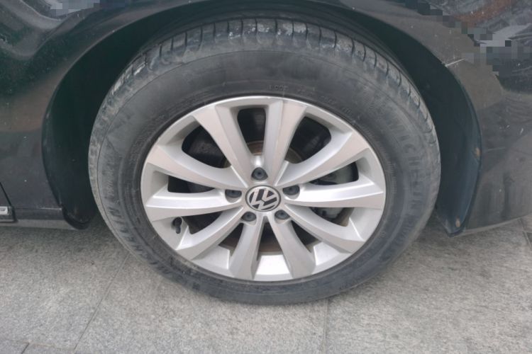 Used Volkswagen Magotan 2012 Revised Version 1.8TSI Leading Edition Right Front Wheel Hub