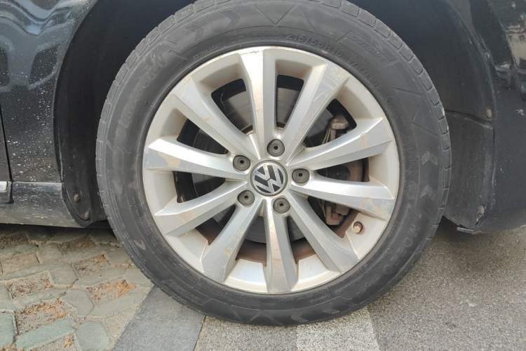 Used Volkswagen Magotan 2012 Revised 1.8TSI Luxury Version Right Front Wheel Hub