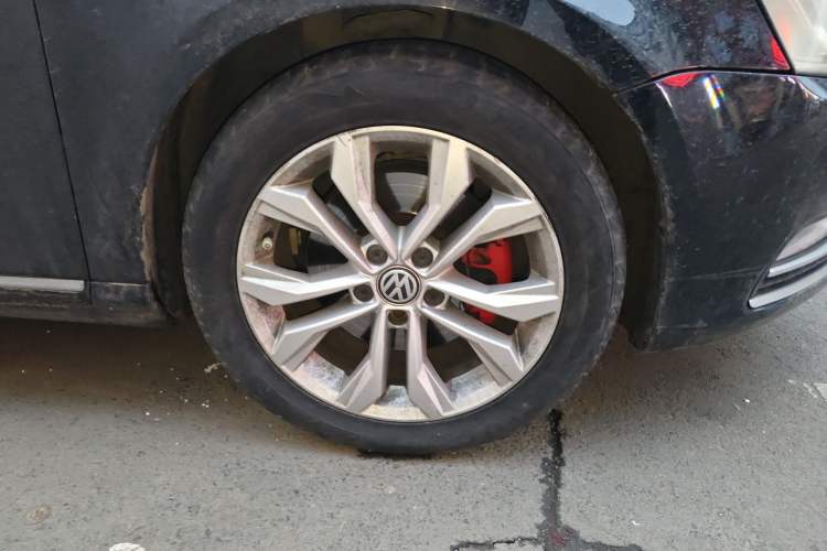 Used Volkswagen Magotan 2012 Revised 1.8TSI Luxury Version Right Front Wheel Hub