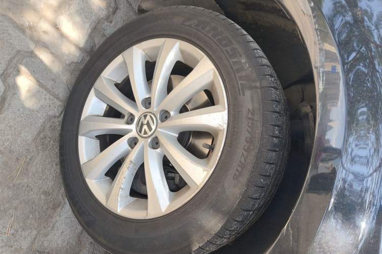 Used Volkswagen Magotan 2012 Revised 1.8TSI Luxury Version Right Front Wheel Hub