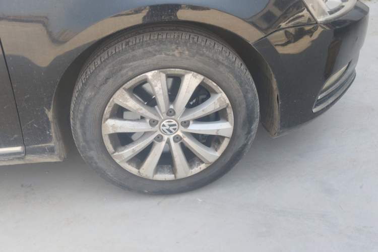 Used Volkswagen Magotan 2012 Revised Version 1.8TSI Leading Edition Right Front Wheel Hub
