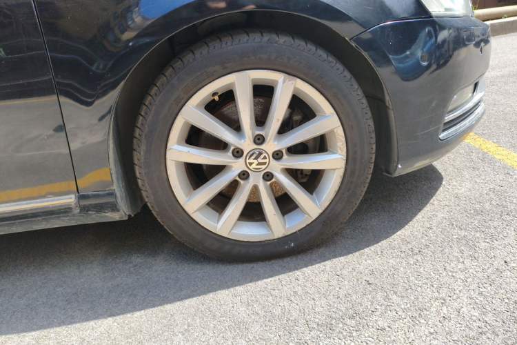 Used Volkswagen Magotan 2012 Facelift 1.8TSI Prestige Model Right Front Wheel Hub