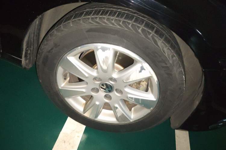 Used Volkswagen Magotan 2012 Revised Version 1.8TSI Leading Edition Right Front Wheel Hub