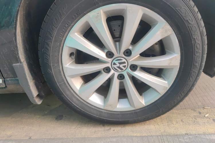 Used Volkswagen Magotan 2012 1.4TSI Comfort Edition Right Front Wheel Hub