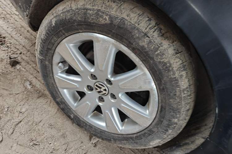 Used Volkswagen Magotan 2012 Revised Version 1.8TSI Leading Edition Right Front Wheel Hub