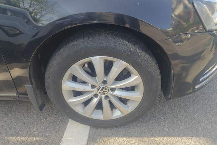 Used Volkswagen Magotan 2012 Revised 1.8TSI Luxury Version Right Front Wheel Hub