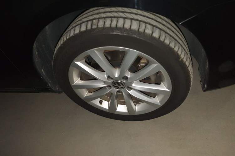 Used Volkswagen Magotan 2012 Travel Edition 2.0 TSI Comfort Version Right Front Wheel Hub