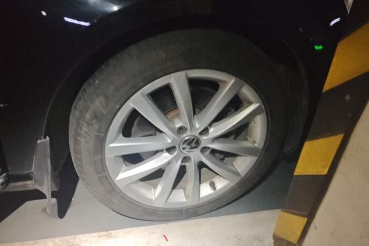 Used Volkswagen Magotan 2012 2.0 TSI Prestige Edition Right Front Wheel Hub