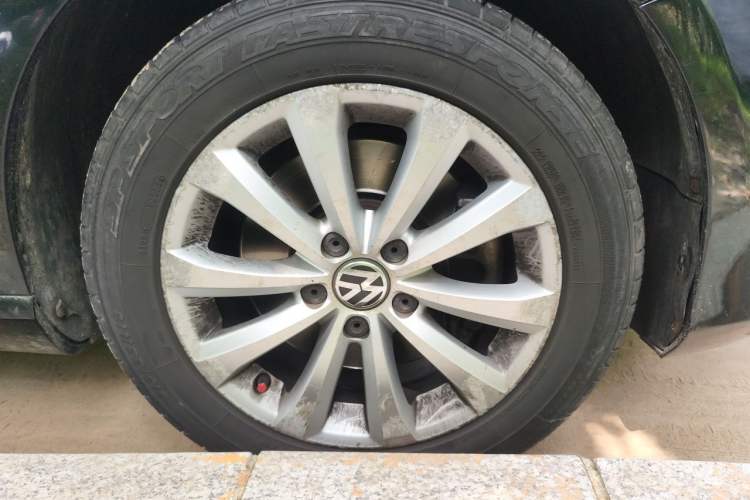 Used Volkswagen Magotan 2012 Revised 1.8TSI Luxury Version Right Front Wheel Hub