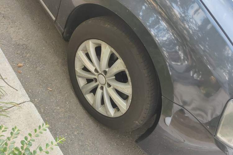 Used Volkswagen Magotan 2012 Revised Version 1.8TSI Leading Edition Right Front Wheel Hub