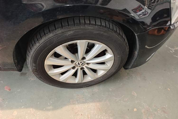 Used Volkswagen Magotan 2012 Revised Version 1.8TSI Leading Edition Right Front Wheel Hub