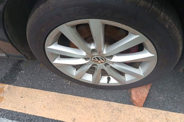 Used Volkswagen Magotan 2012 Facelift 2.0 TSI Prestige Model Right Front Wheel Hub