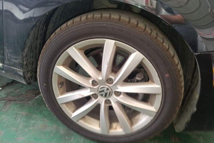 Used Volkswagen Magotan 2012 Revised Version 2.0 TSI Supreme Edition Right Front Wheel Hub