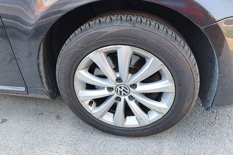 Used Volkswagen Magotan 2012 Revised 1.8TSI Luxury Version Right Front Wheel Hub