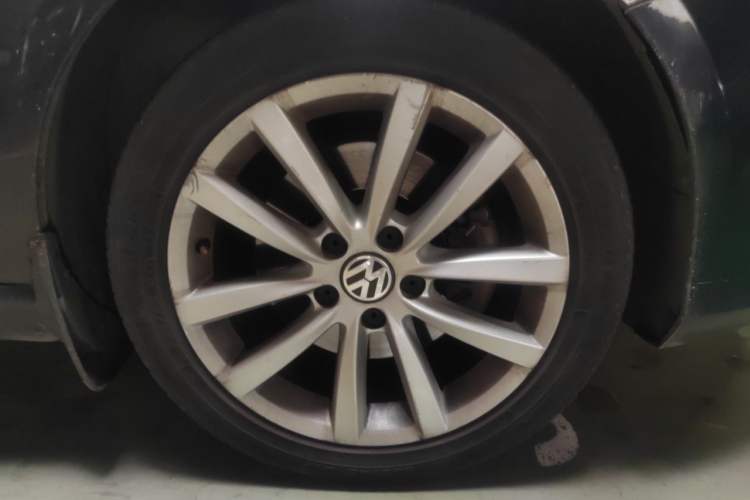 Used Volkswagen Magotan 2012 Facelift 1.8TSI Prestige Model Right Front Wheel Hub