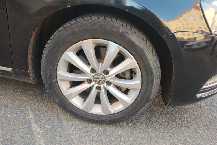 Used Volkswagen Magotan 2012 Revised Version 1.8TSI Leading Edition Right Front Wheel Hub