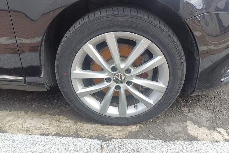 Used Volkswagen Magotan 2012 1.8TSI Prestige Model Right Front Wheel Hub
