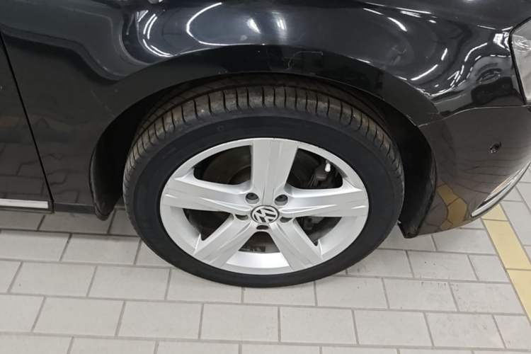 Used Volkswagen Magotan 2012 Revised Version 2.0 TSI Supreme Edition Right Front Wheel Hub