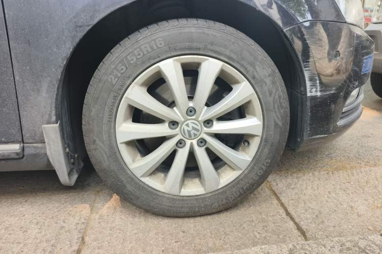 Used Volkswagen Magotan 2012 Revised 1.8TSI Luxury Version Right Front Wheel Hub