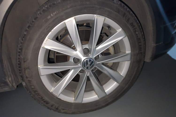 Used Volkswagen Magotan 2012 Travel Edition 2.0 TSI 4x4 Comfort Version Right Front Wheel Hub