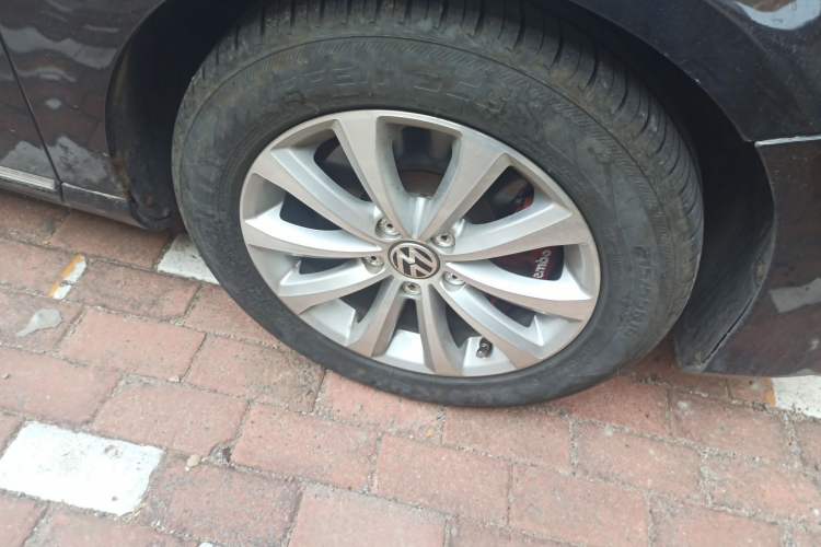 Used Volkswagen Magotan 2012 Revised Version 2.0 TSI Luxury Edition Right Front Wheel Hub