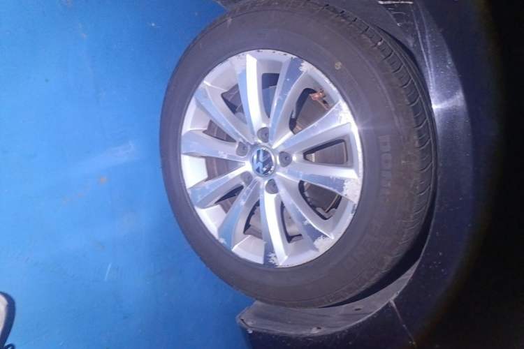Used Volkswagen Magotan 2012 Revised 1.8TSI Luxury Version Right Front Wheel Hub
