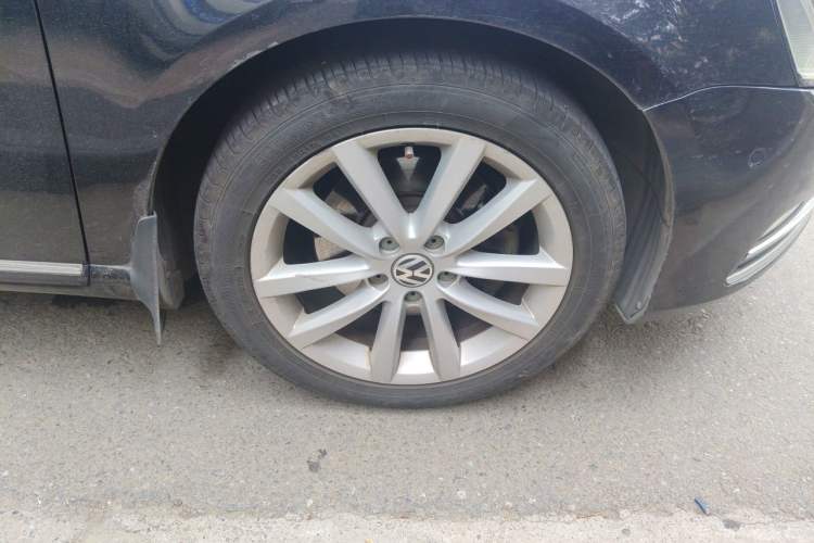 Used Volkswagen Magotan 2012 Facelift 2.0 TSI Prestige Model Right Front Wheel Hub