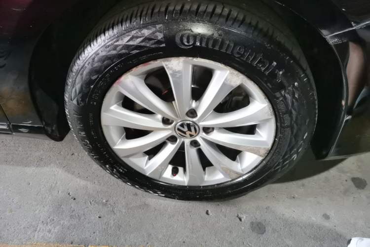 Used Volkswagen Magotan 2012 Revised Version 1.8TSI Leading Edition Right Front Wheel Hub