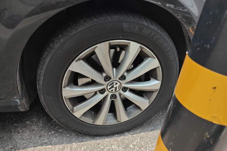 Used Volkswagen Magotan 2012 Revised Version 1.8TSI Leading Edition Right Front Wheel Hub