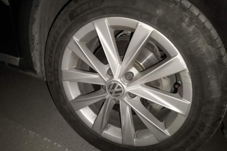 Used Volkswagen Magotan 2012 Travel Edition 2.0 TSI 4x4 Comfort Version Right Front Wheel Hub