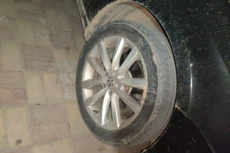 Used Volkswagen Magotan 2012 Facelift 1.8TSI Prestige Model Right Front Wheel Hub