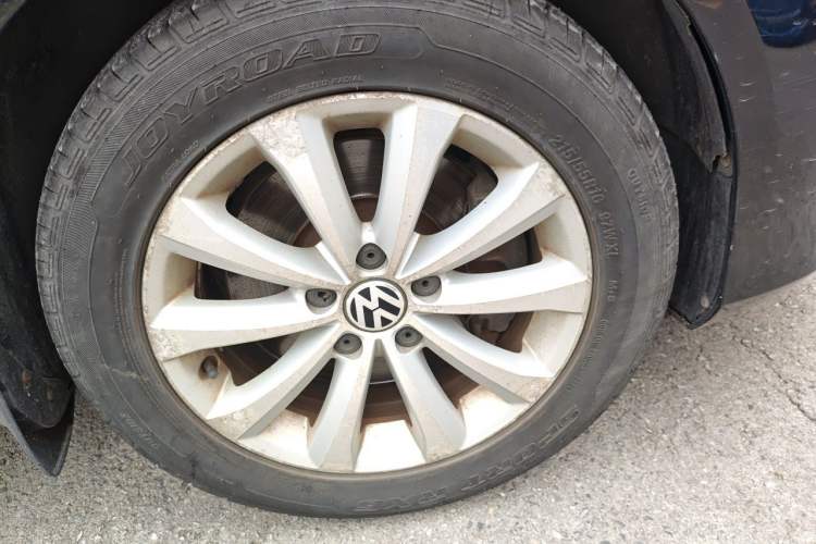 Used Volkswagen Magotan 2012 Revised Version 1.8TSI Leading Edition Right Front Wheel Hub