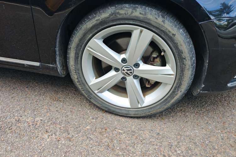 Used Volkswagen Magotan 2012 Revised Version 1.8TSI Leading Edition Right Front Wheel Hub