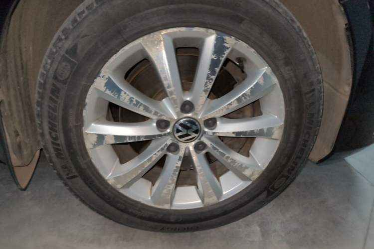 Used Volkswagen Magotan 2012 Revised Version 1.8TSI Leading Edition Right Front Wheel Hub