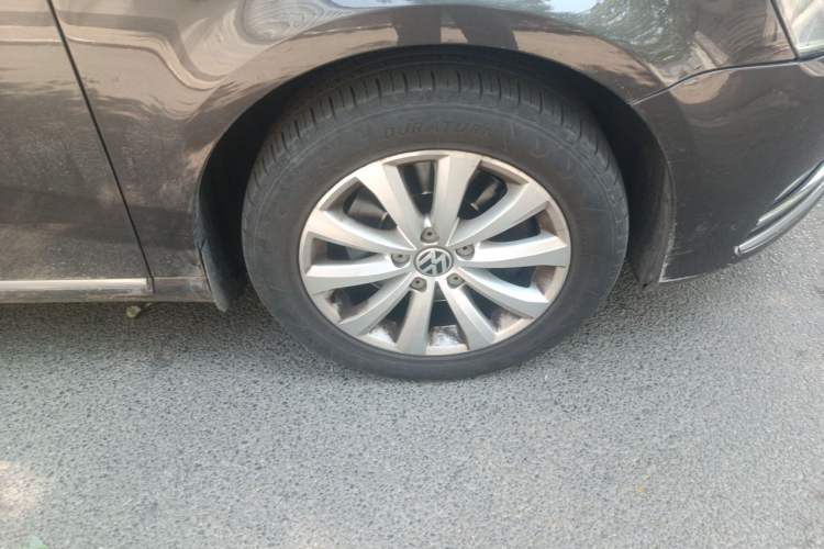 Used Volkswagen Magotan 2012 Revised Version 1.8TSI Leading Edition Right Front Wheel Hub