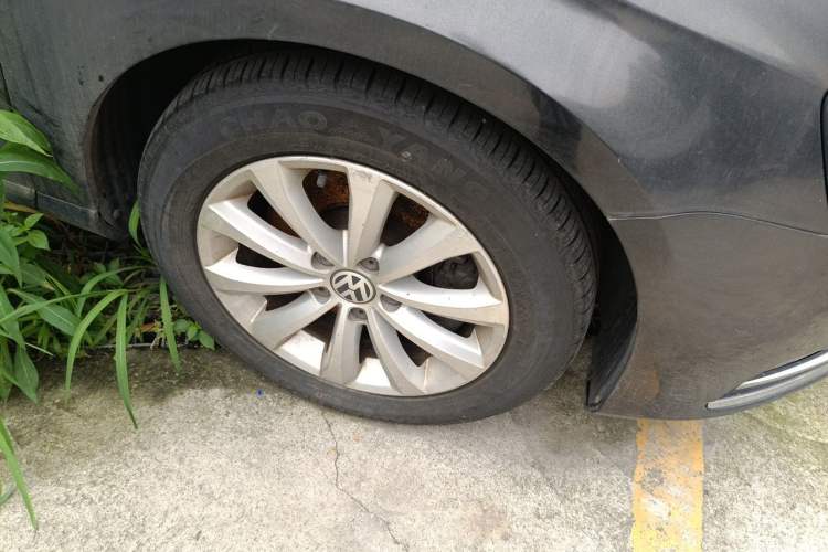 Used Volkswagen Magotan 2012 Revised Version 1.8TSI Leading Edition Right Front Wheel Hub
