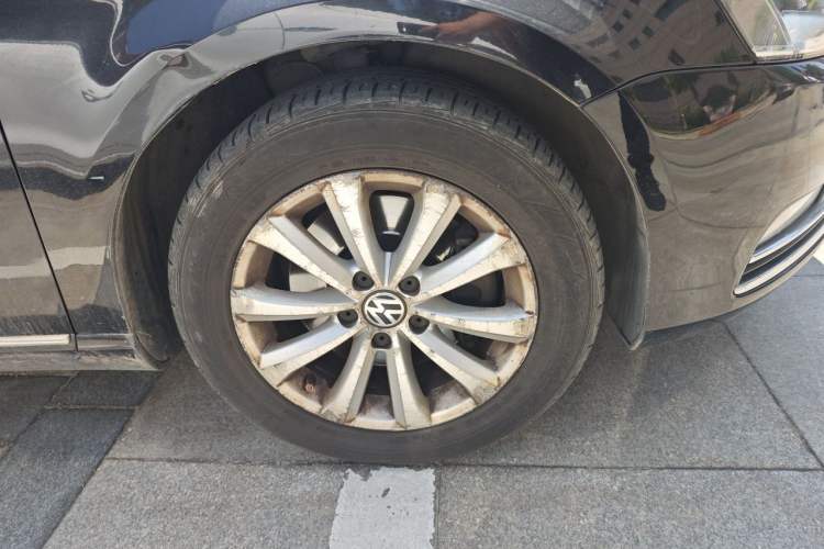 Used Volkswagen Magotan 2012 Revised Version 1.8TSI Leading Edition Right Front Wheel Hub