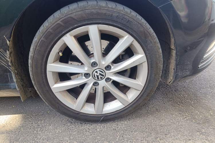 Used Volkswagen Magotan 2012 Facelift 2.0 TSI Prestige Model Right Front Wheel Hub