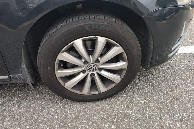 Used Volkswagen Magotan 2012 Revised Version 1.8TSI Leading Edition Right Front Wheel Hub
