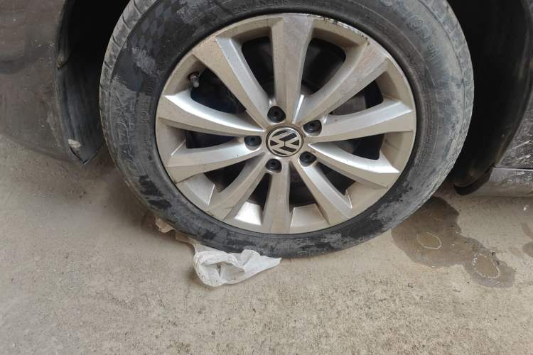 Used Volkswagen Magotan 2012 Revised 1.8TSI Luxury Version Right Front Wheel Hub