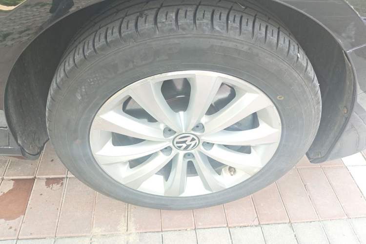 Used Volkswagen Magotan 2012 Revised Version 2.0 TSI Luxury Edition Right Front Wheel Hub