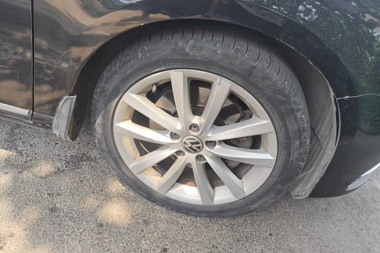 Used Volkswagen Magotan 2012 Facelift 2.0 TSI Prestige Model Right Front Wheel Hub