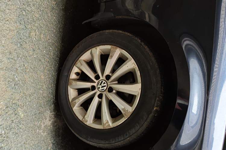 Used Volkswagen Magotan 2012 Revised 1.8TSI Luxury Version Right Front Wheel Hub