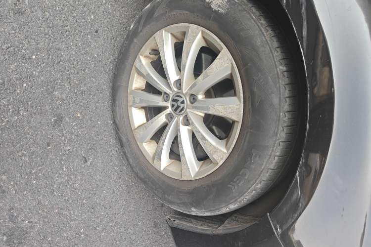 Used Volkswagen Magotan 2012 Revised 1.8TSI Luxury Version Right Front Wheel Hub