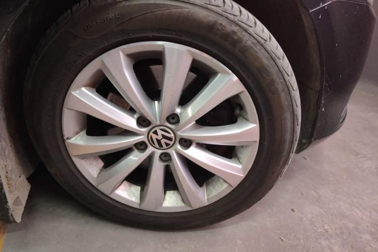 Used Volkswagen Magotan 2012 Revised Version 1.8TSI Leading Edition Right Front Wheel Hub