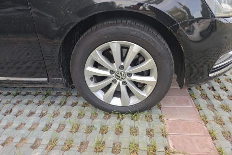 Used Volkswagen Magotan 2012 Revised 1.8TSI Luxury Version Right Front Wheel Hub