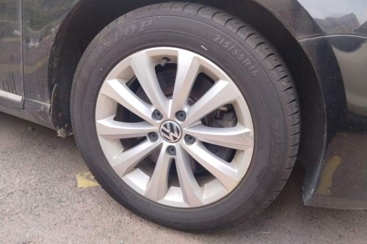 Used Volkswagen Magotan 2012 Revised Version 2.0 TSI Luxury Edition Right Front Wheel Hub